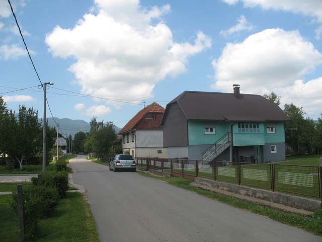 Stare ličke brvnare Novljani redoviti održavaju pa je to pravo etno selo/Foto arhiva Lika  pressa Gospić
                                                                                                                                                